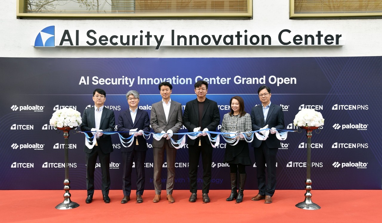 (왼쪽부터) 팔로알토 네트웍스 코리아 조재용 부사장, 아이티센피엔에스 이의길 상무, 팔로알토 네트웍스 코리아 박상규 대표, 아이티센그룹 강진모 회장, 팔로알토 네트웍스 미셸 소우(Michelle Saw) 아태지역 총괄 부사장, 아이티센피엔에스 한상욱 대표가 AI 시큐리티 이노베이션 센터 개소식에서 테이프 커팅을 하고 있다. 
