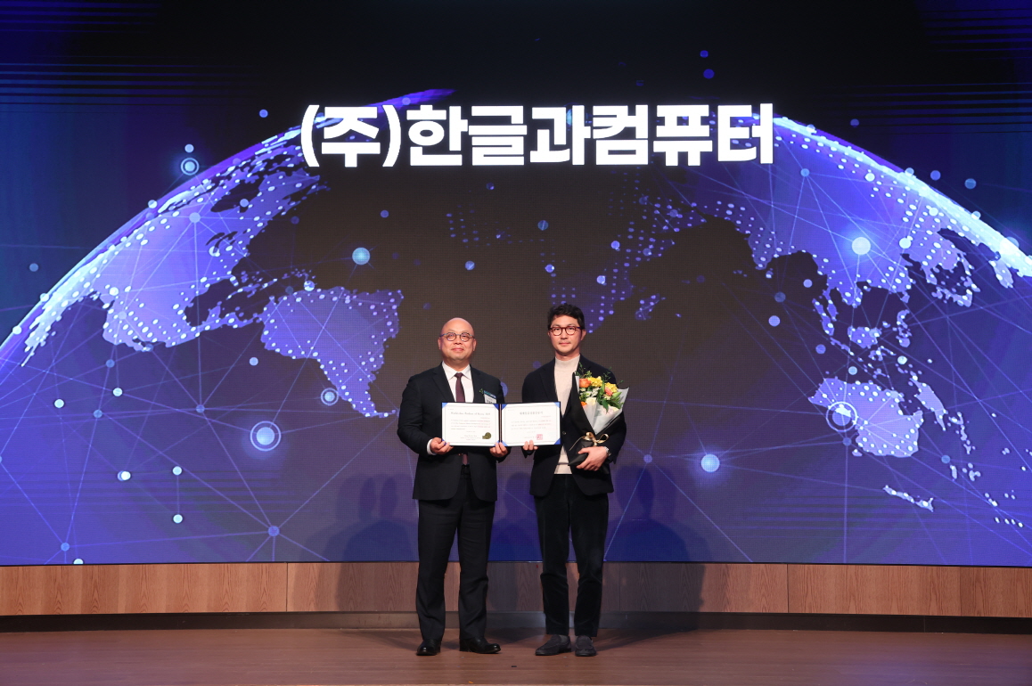 코트라 강상엽 부사장 (왼쪽)과 한컴 장승현 AI사업본부장이 기념촬영을 하고 있다.