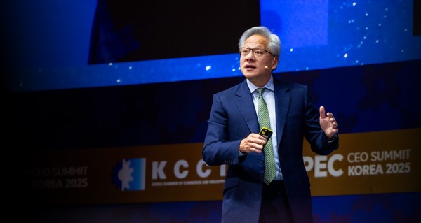 엔비디아(NVIDIA)가 2025년 8~10월 매출 570억 달러(한화 약 83조 7,000억 원)를 기록했다. 이는 지난 분기보다 22% 증가, 지난해보다 62% 증가한 수치다. 사진은 엔비디아 젠슨 황(Jensen Huang) CEO가 APEC CEO 서밋에서 발표하는 모습. (사진= 엔비디아)