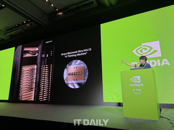 엔비디아 이진호 솔루션즈 아키텍트가 지난 18일 ‘엔비디아 AI 데이 서울’에서 ‘그레이스 블랙웰 울트라 NVL72(Grace Blackwell NVL72)’에 대해 설명하고 있다. (사진= 성원영 기자)