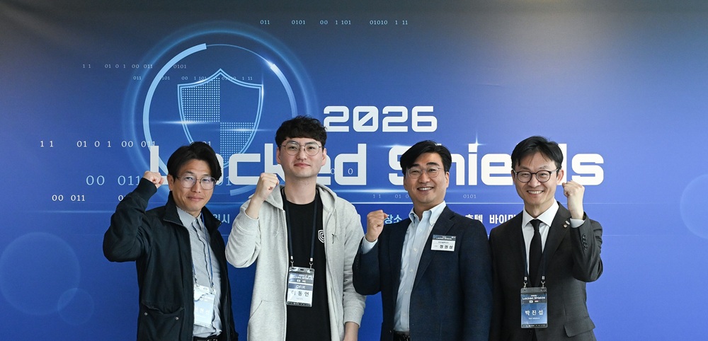 SGA솔루션즈팀이 지난 20일부터 24일까지 열린 ‘락드실즈 2026’에 참여했다. (가운데 왼쪽부터) SGA솔루션즈 이동언 CERT팀장, 정권성 최고기술책임자(CTO). (사진=SGA솔루션즈)